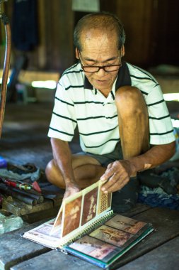 Kimliği belirsiz yerel adam Adası