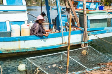 Yerel kadınlarda tanımlanamayan balıkçı köyü