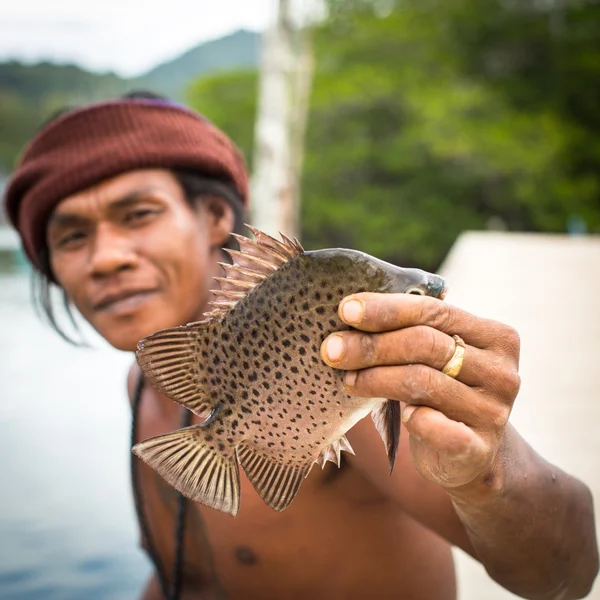 Homme local non identifié dans le village de pêcheurs — Photo