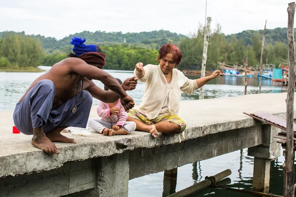 Locali non identificati nel villaggio di pescatori, Thailandia — Foto Stock