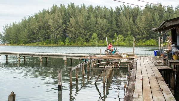 Unidentified locals in fisherman's village, Thailand — 스톡 사진