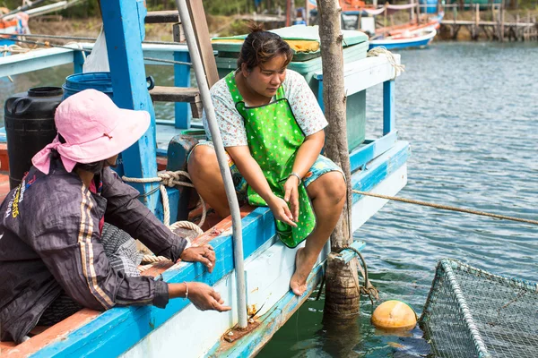 Unidentified locals in fisherman's village, Thailand — Stock Fotó