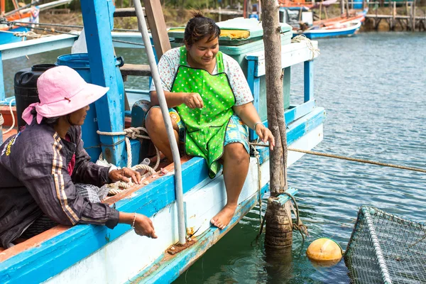 Mujeres locales no identificadas en la aldea de pescadores —  Fotos de Stock