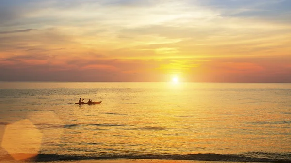 Pôr do sol na costa do mar — Fotografia de Stock