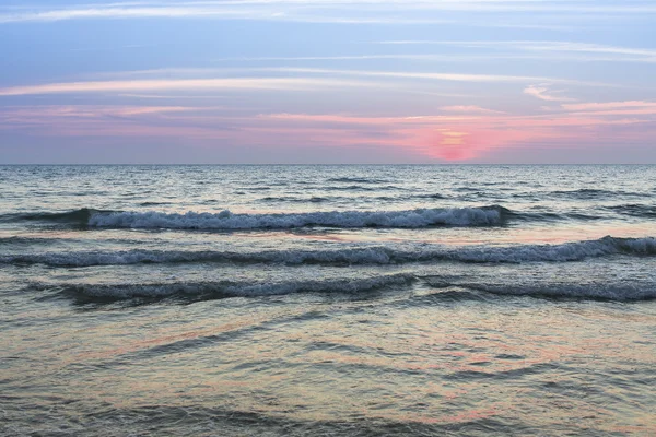 Ondas do mar ao pôr do sol — Fotografia de Stock