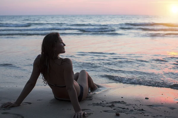 Mladá dívka na mořské pláži — Stock fotografie