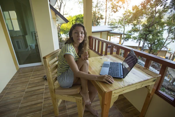 Freelancer chica con un ordenador portátil —  Fotos de Stock