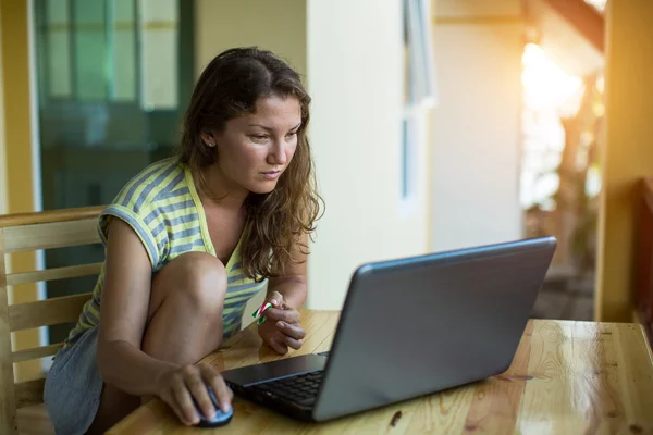 Freelancer kobieta pracuje na laptopie — Zdjęcie stockowe