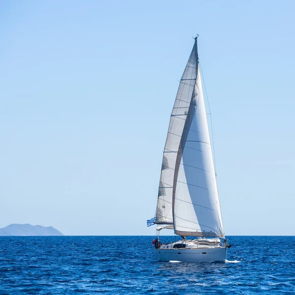 Dalgalar aracılığıyla Rüzgar yelken