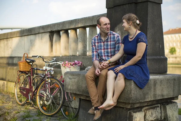 Couple avec vélos sur la promenade — Photo