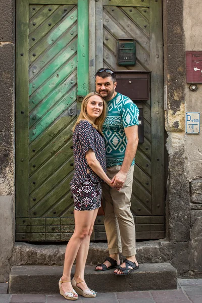 Verliebtes Paar in der Nähe der Tür — Stockfoto