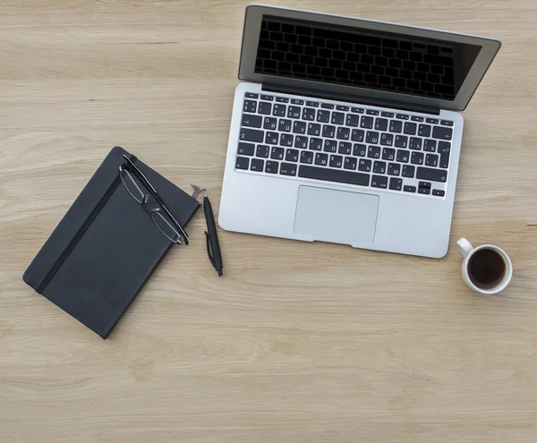 Laptop, portátil con bolígrafo y anteojos — Foto de Stock