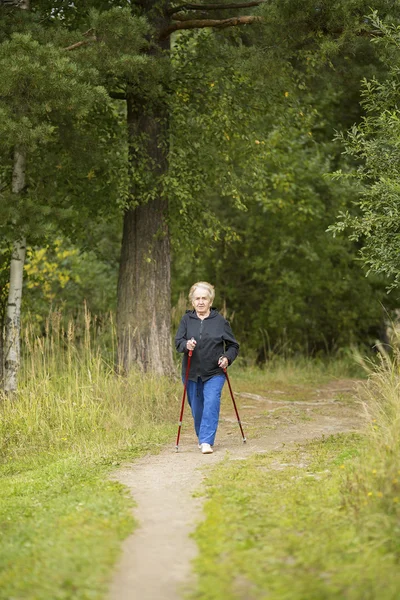 Volwassen vrouw beoefenen van Nordic walking — Stockfoto