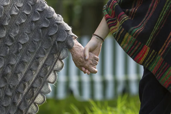 Grootmoeder bezit is van de hand van haar kleindochter — Stockfoto