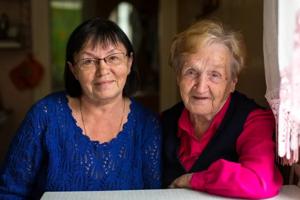 Donna con sua madre matura — Foto Stock