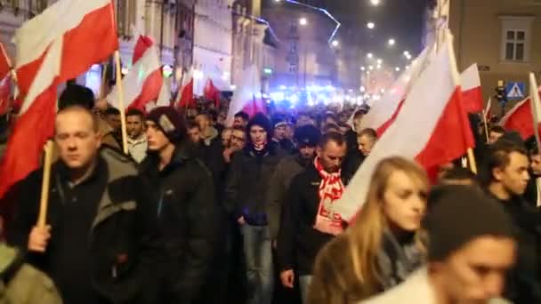 I manifestanti marciano attraverso il centro di Cracovia — Video Stock