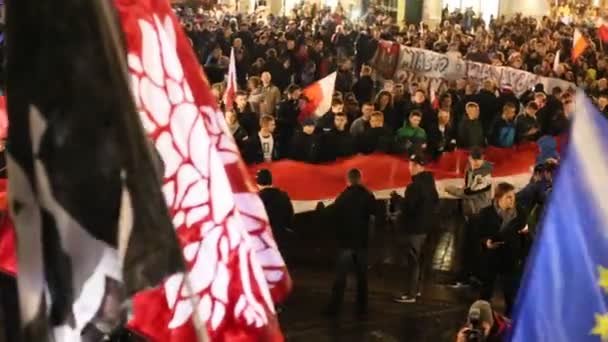 Demonstranterna marsch genom centrum av Krakow — Stockvideo