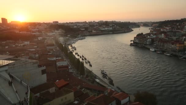 Pohled na řeku douro v porto, Portugalsko. — Stock video