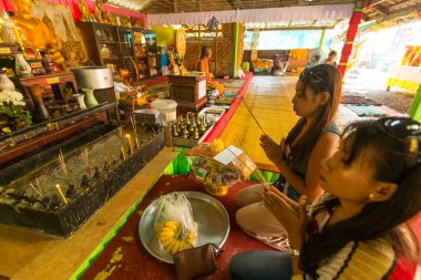 women in the Wat Khlong Prao monastery