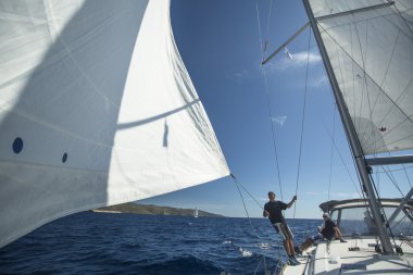 Denizciler yelkenli yarışlarına katılıyorlar.