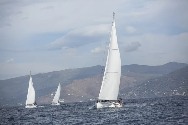 Zeilboten deelnemen aan zeilregatta — Stockfoto