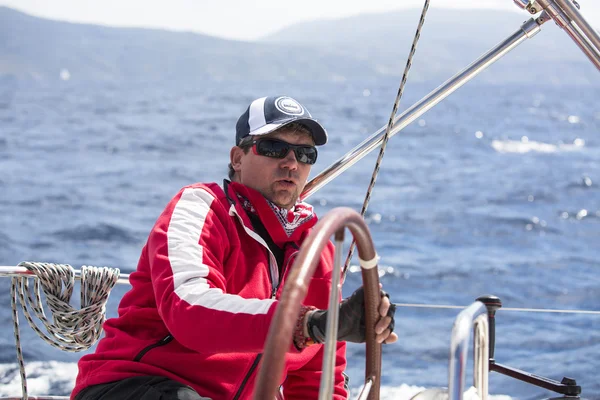 Marinero participa en regata de vela — Foto de Stock