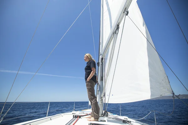 Sailor participates in sailing regatta — Stock Photo, Image