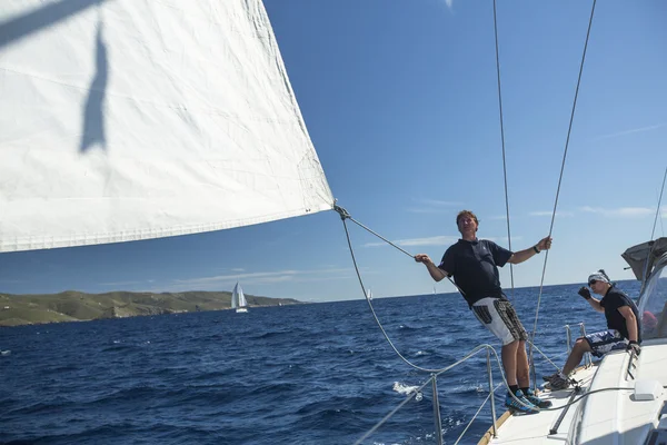 Segler nehmen an Segelregatta teil — Stockfoto