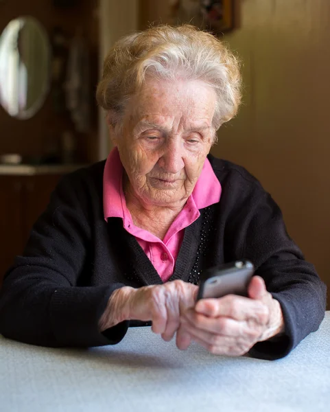 Olgun kadın Smartphone'da yazarak — Stok fotoğraf