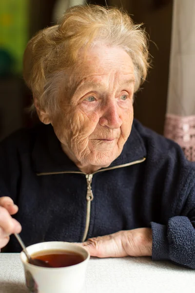 Idős nő teát iszik — Stock Fotó