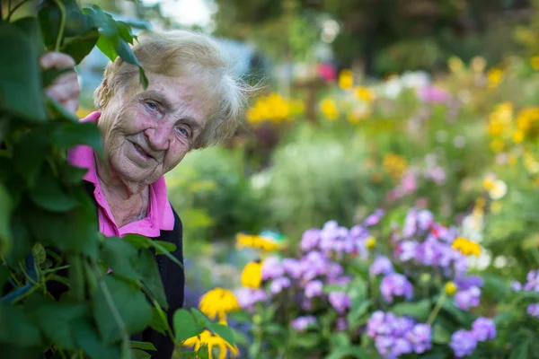 Volwassen vrouw in haar tuin — Stockfoto