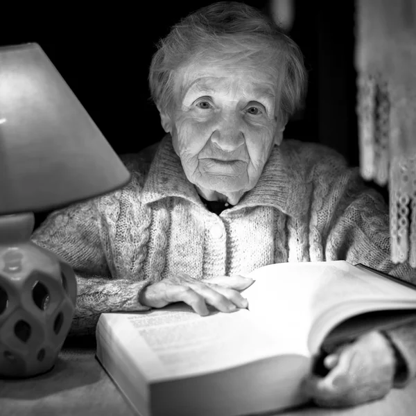 Зрелая женщина, читающая книгу — стоковое фото