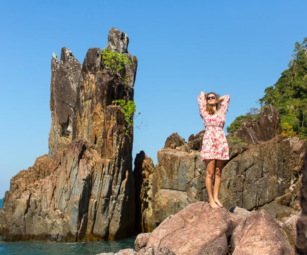 Donna tra le rocce vicino al mare — Foto Stock