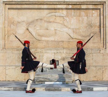 Meçhul asker mezarı koruyan evzone