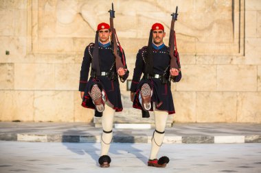 Meçhul asker mezarı koruyan evzone