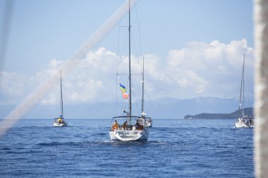 Denizciler yelkenli yarışlarına katılıyorlar.