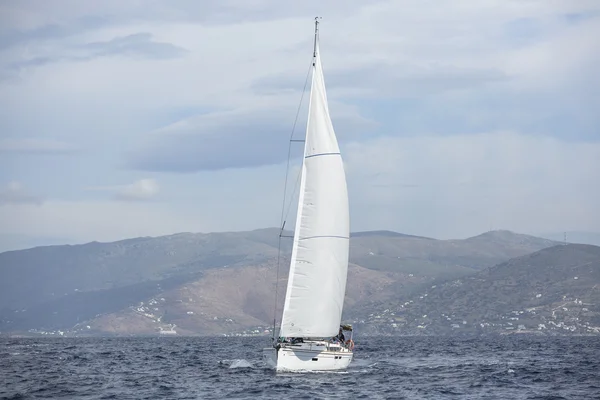 Sailboat participate in sailing regatta — Stock Photo, Image