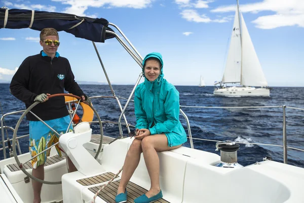 Los marineros participan en regata de vela —  Fotos de Stock