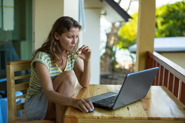 Freelancer vrouw die op laptop werkt — Stockfoto