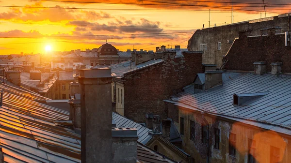 Pôr do sol vista dos telhados — Fotografia de Stock