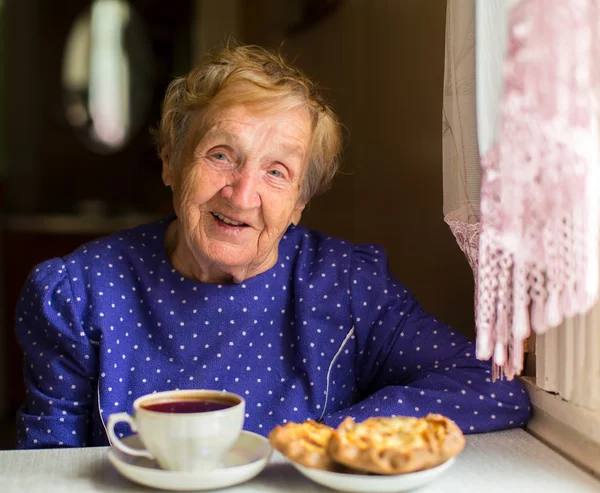 Idős nő teát iszik — Stock Fotó