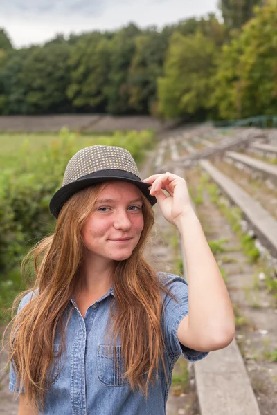 Mooi meisje in hoed — Stockfoto