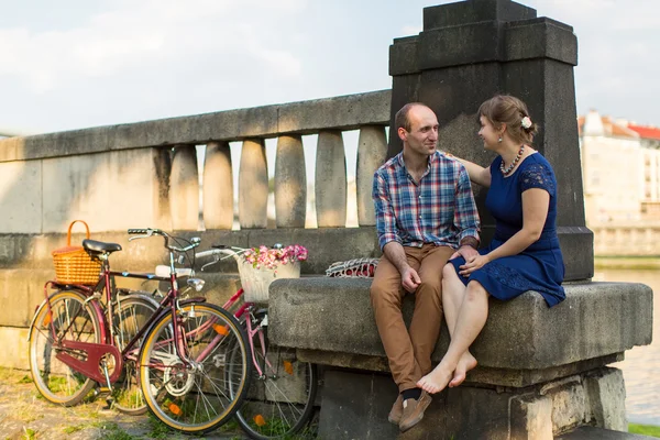 橋の欄干を自転車でカップルします。. — ストック写真
