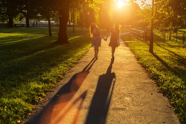 Två flickor går i parken — Stockfoto
