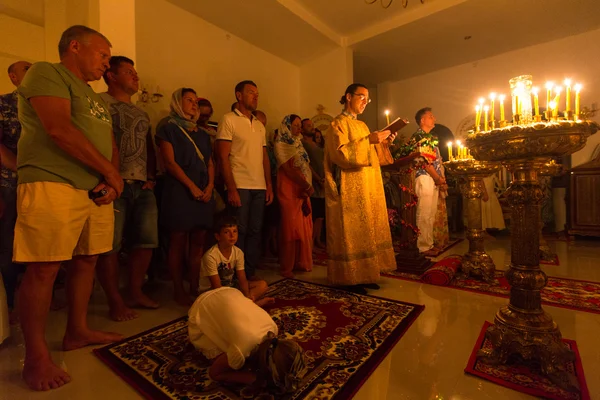 Le service de Noël orthodoxe et la veillée sur l'île de Koh Chang, Thaïlande — Photo