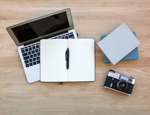 Laptop, bloco de notas, livros e câmera de filme — Fotografia de Stock