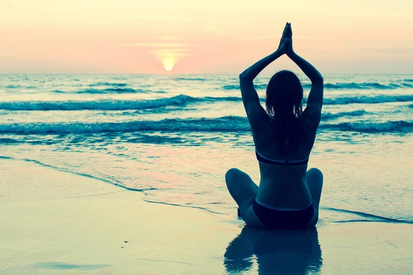 Femme pratiquant le yoga sur la plage — Photo