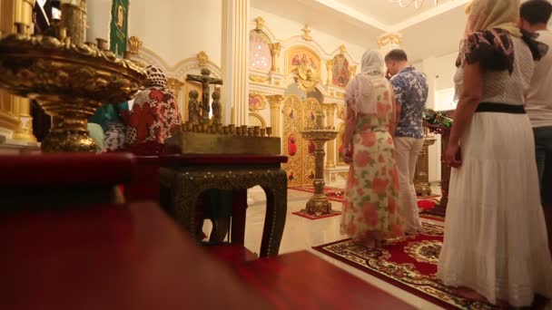 Weihnachtsgottesdienst und Nachtwache am Fest der Geburt Christi (russisch-orthodoxe Kirche)) — Stockvideo