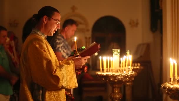 Kerstmis service en de nachtwake op feest van de geboorte van Christus (Russisch-orthodoxe kerk) — Stockvideo