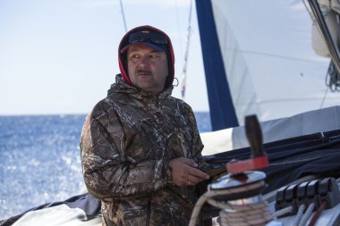 Denizci yelkenli içinde yer aldığı